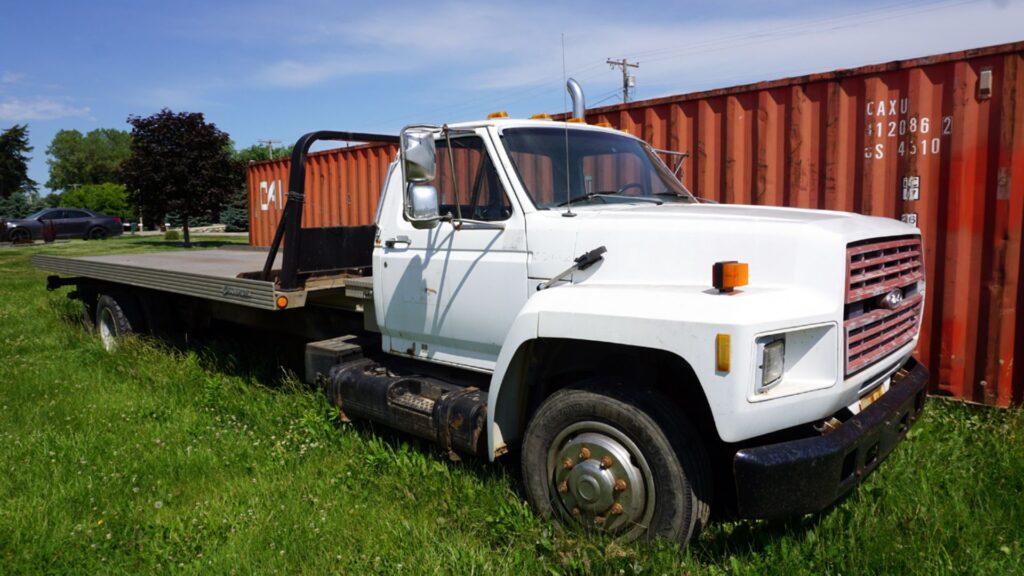 FORD F-7000 1989 branca na diagonal.