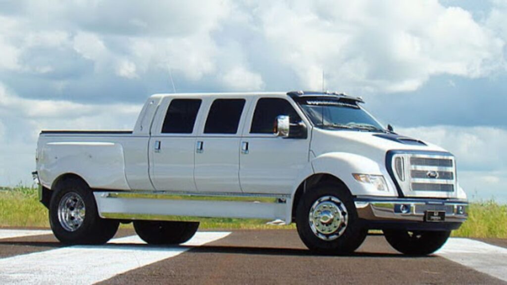 FORD F-MAXX 2018 branca na diagonal.