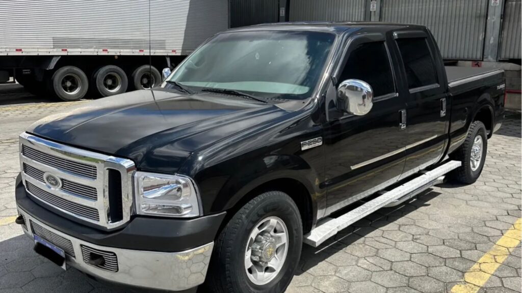 Ford F250 2004 preta na diagonal.