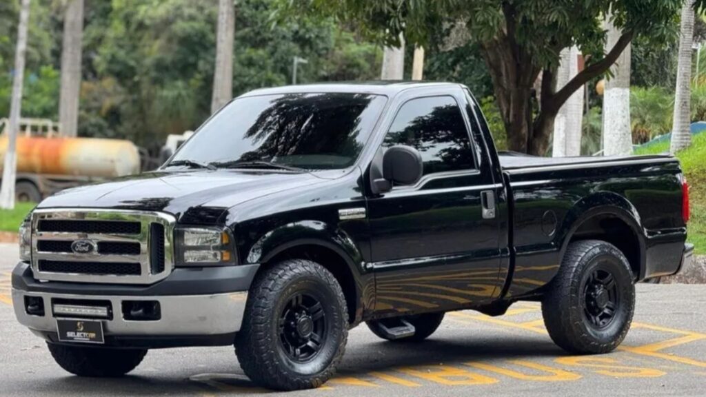 Ford F250 2008 preta na diagonal.