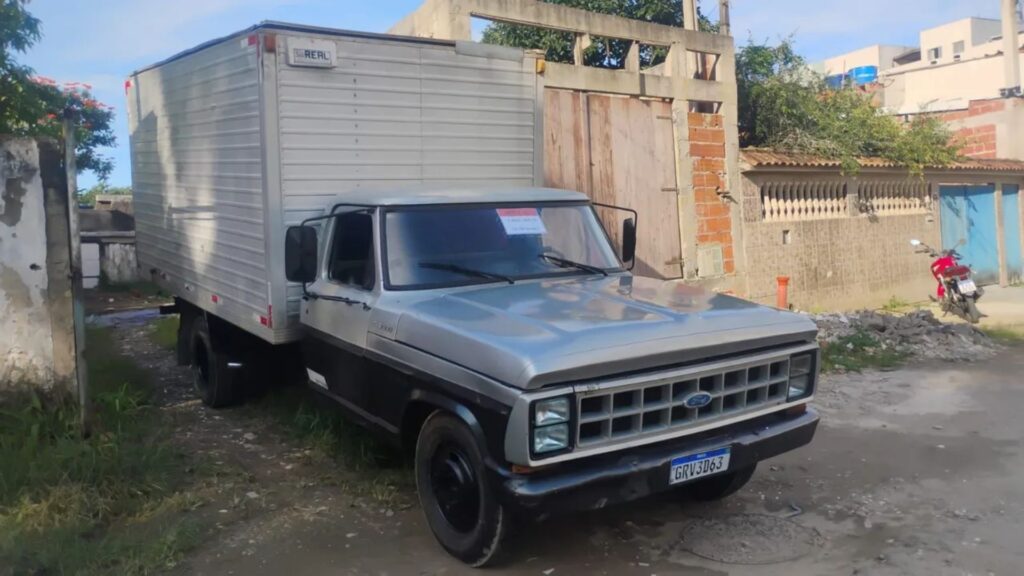 FORD F4000 1985 cinza parada.