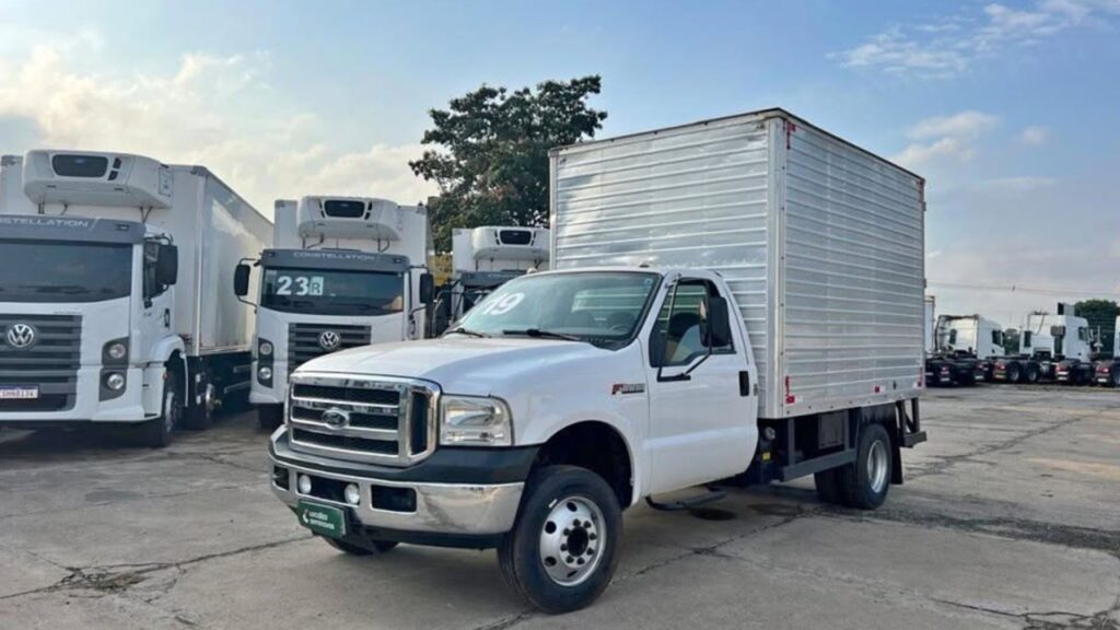 FORD F4000 2018 branca com baú.
