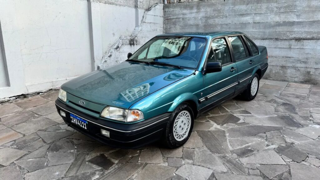 Ford Versailles 1992 verde na diagonal.