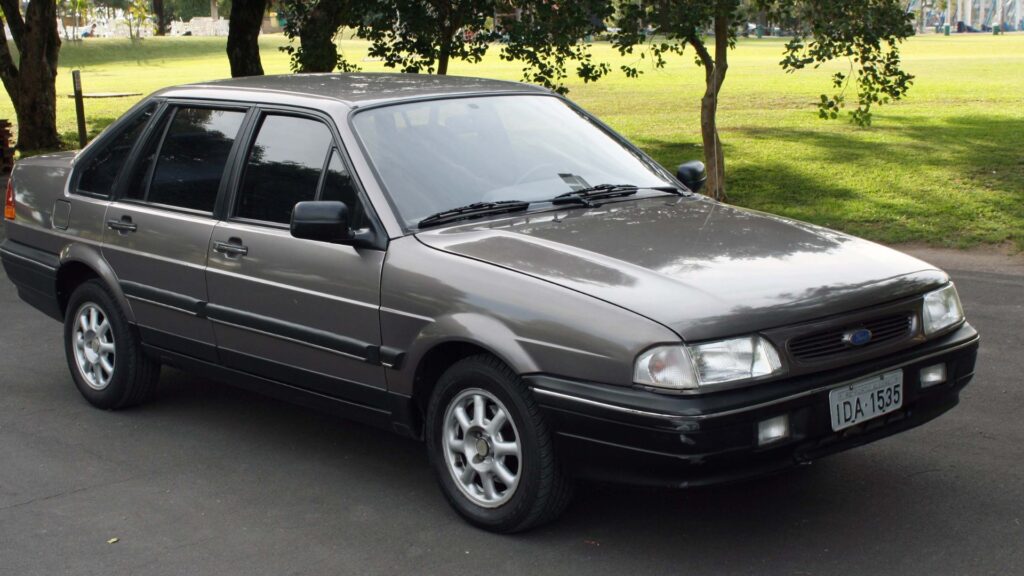 Ford Versailles 1995 cinza escuro na diagonal.