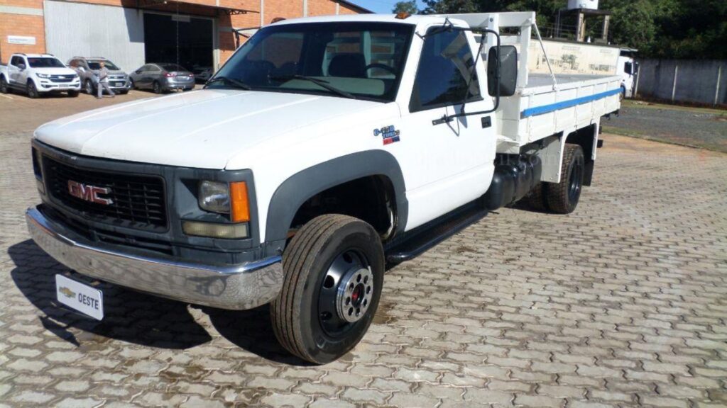 GMC 6-150 2001 branca na diagonal.