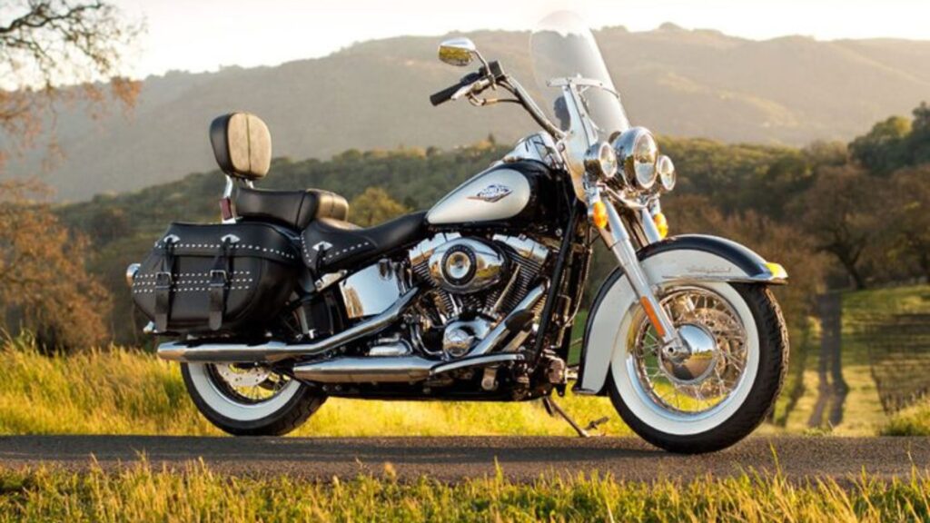 HARLEY-DAVIDSON HERITAGE 2013 preta com cinza.