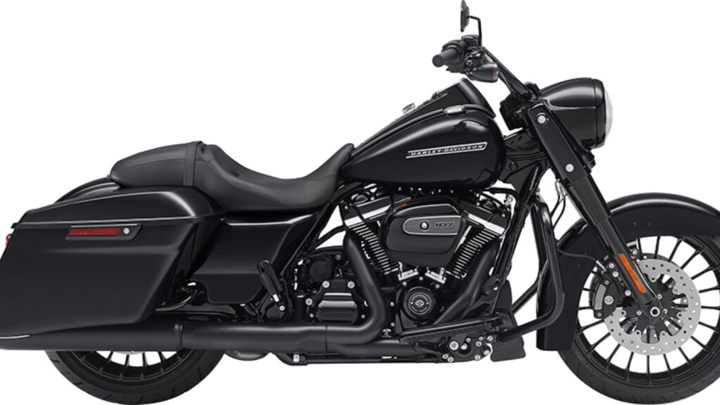 HARLEY-DAVIDSON ROAD KING 2018 preta de lado no fundo branco.