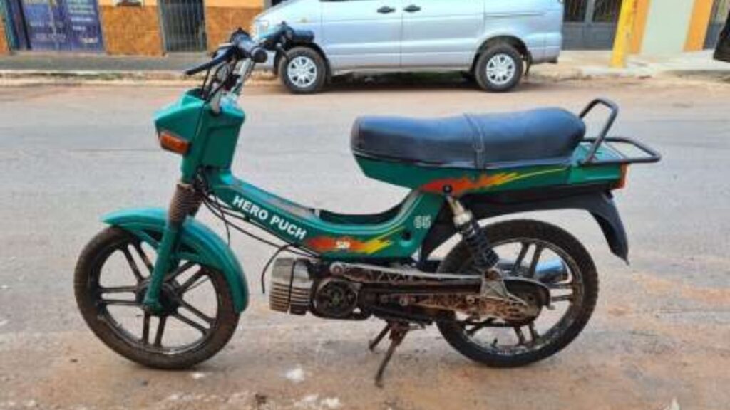 HERO PUCH 2000 verde de lado parada ao lado da estrada.