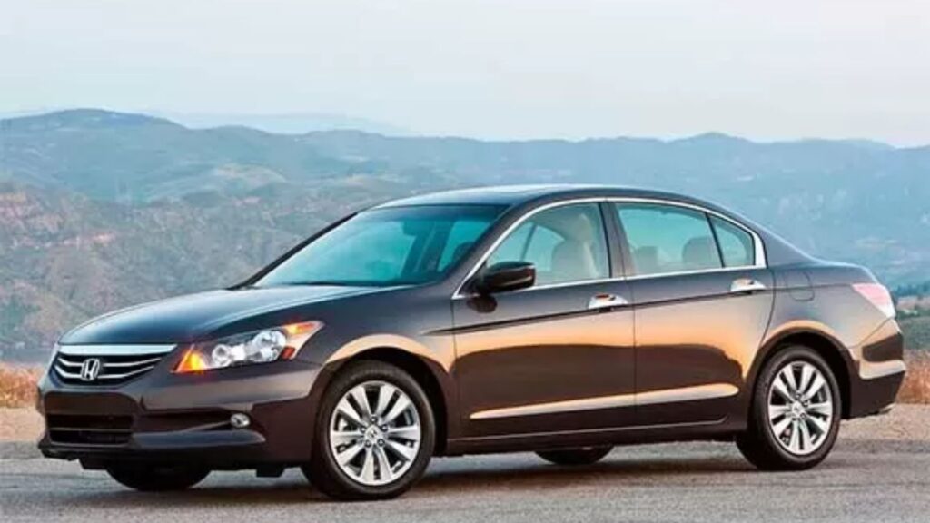Honda Accord 2011 na diagonal.