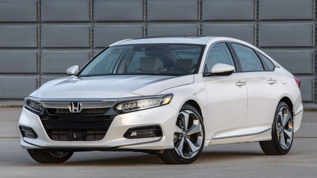 Honda Accord 2018 branco na diagonal.