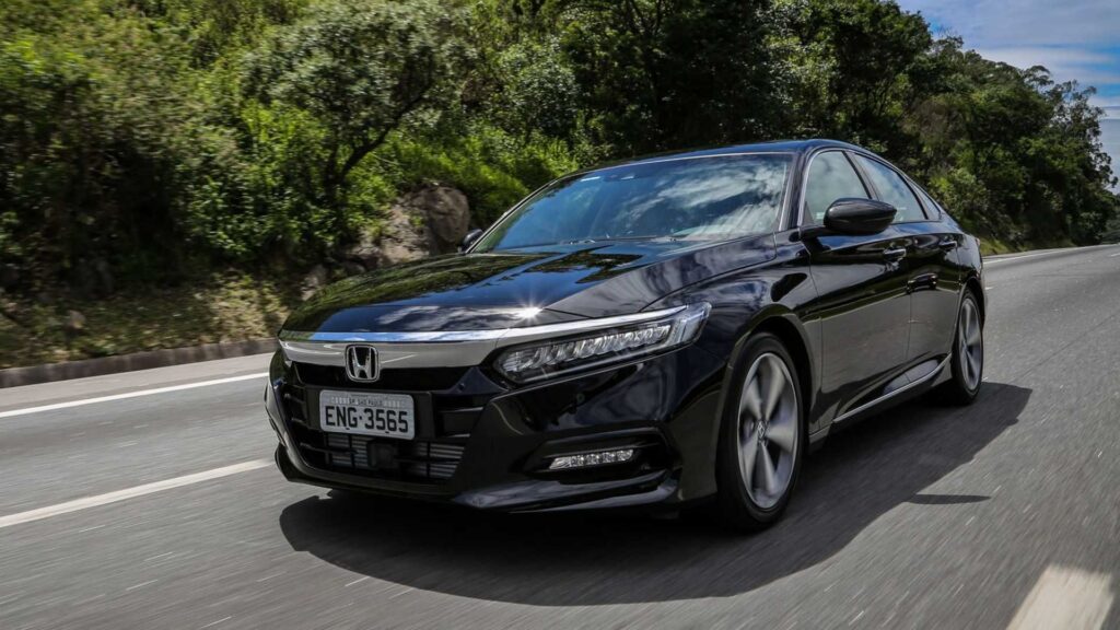 Honda Accord 2019 preto na estrada.