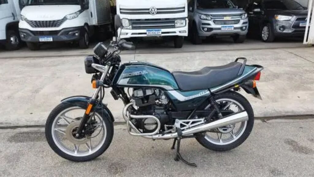 HONDA CB 450 DX 1994 verde parada.