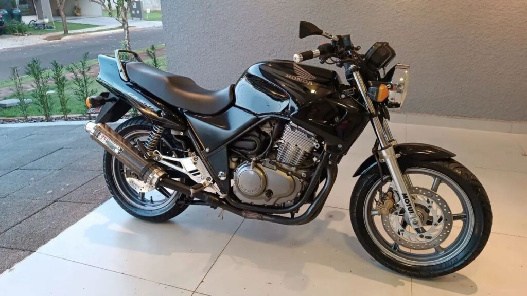 HONDA CB 500 2003 preta na diagonal.
