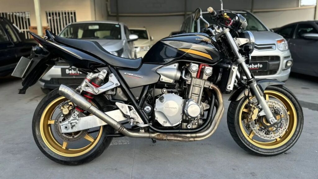 HONDA CB1300 2007 preta de lado.