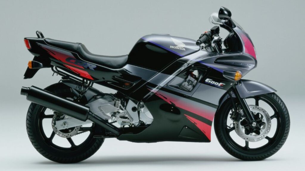 HONDA CBR 600 F 1992 no fundo branco.