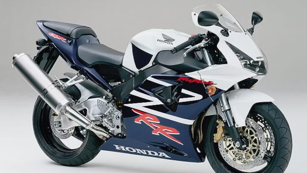 HONDA CBR 900 RR FIRE BLADE 2002 na diagonal em um fundo branco.