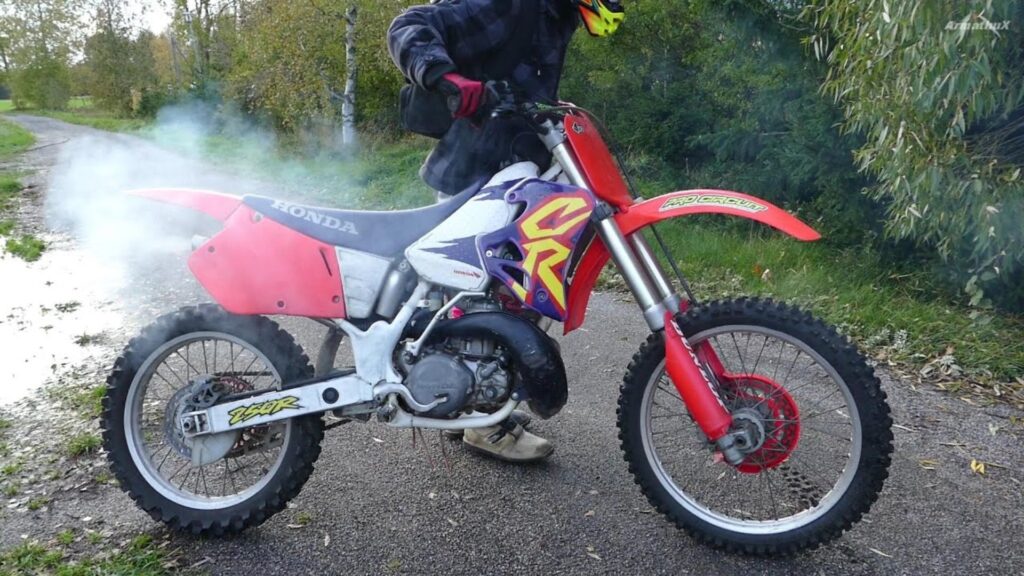 HONDA CR 250 1999 vermelha ligada.