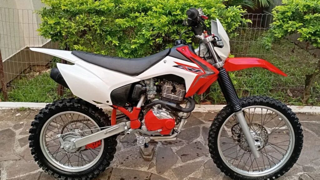 Lateral da Honda CRF 230 F 2020.