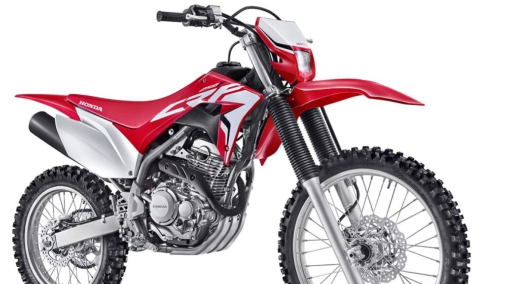 Honda CRF 250 F 2019 vermelha na diagonal em um fundo branco.