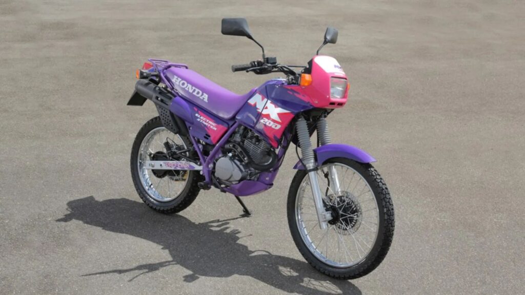 HONDA NX 200 1997 roxa com rosa na diagonal.