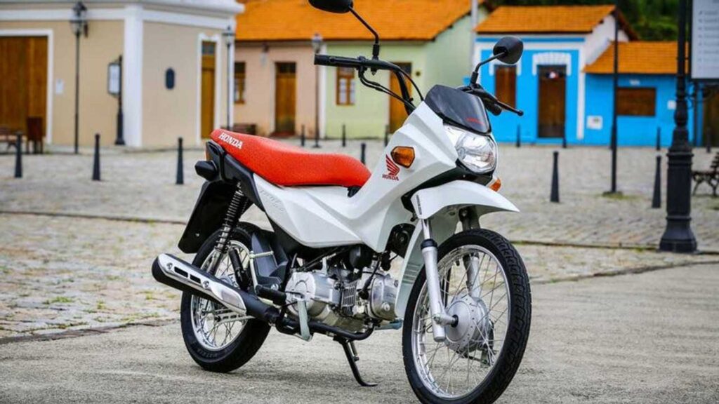HONDA POP 110i 2023 branca com banco vermelho na diagonal.