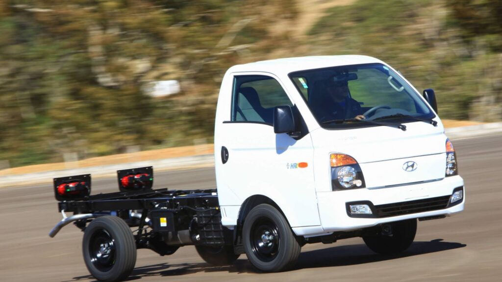 Hyundai HR 2021 branca na estrada.