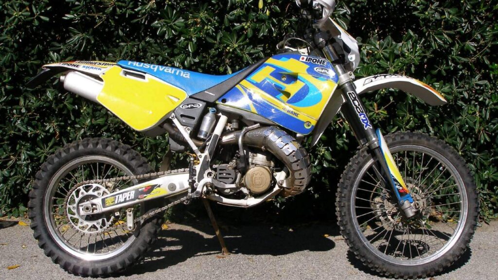 HUSQVARNA WR 250 1997 amarela e azul parada.