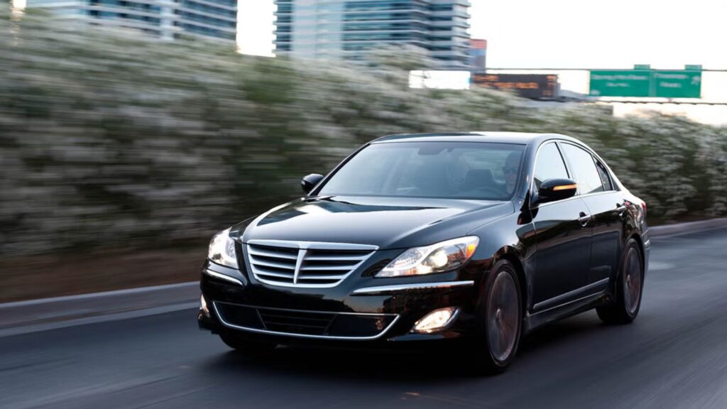 Hyundai GENESIS 2012 preto na estrada.