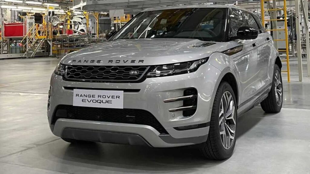 Land Rover Evoque 2022 prata na diagonal.