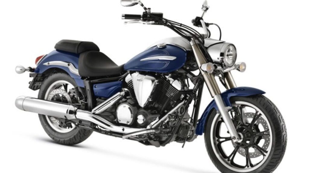 Yamaha XVS 950 MIDNIGHT STAR 2011 azul na diagonal em um fundo branco.