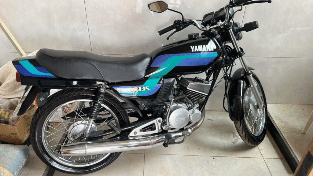 Yamaha RD 135 1993 preta com listas azuis.