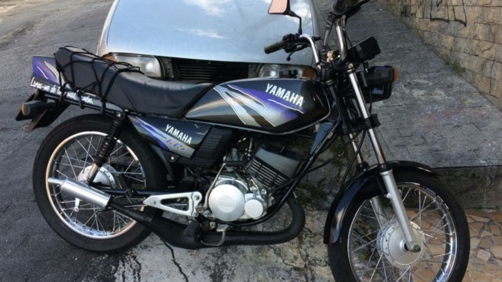 Yamaha RD 135 1994 preta com roxo e cinza.