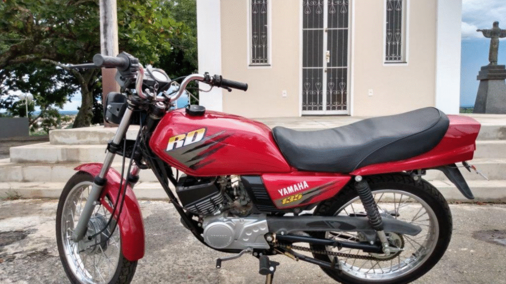 Yamaha RD 135 1996 vermelho na diagonal.