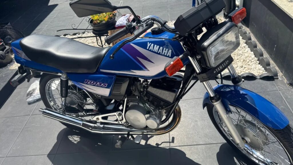Yamaha RD 135 1997 azul na diagonal.