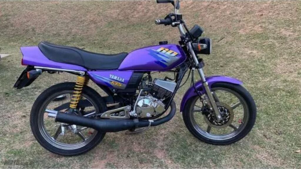Yamaha RD 135 1998 roxa na diagonal.