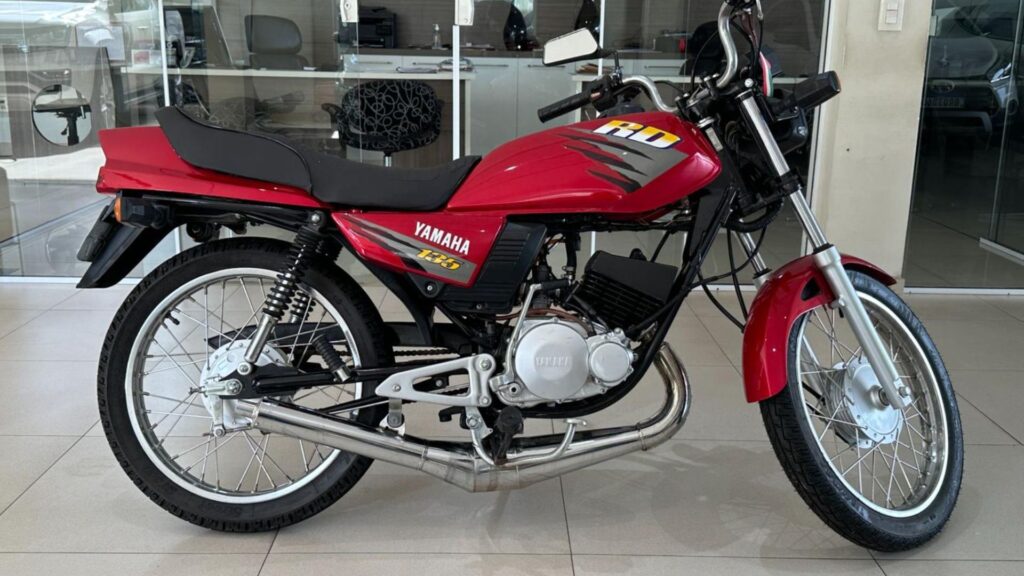 Lateral da Yamaha RD 135 1999 vermelha.