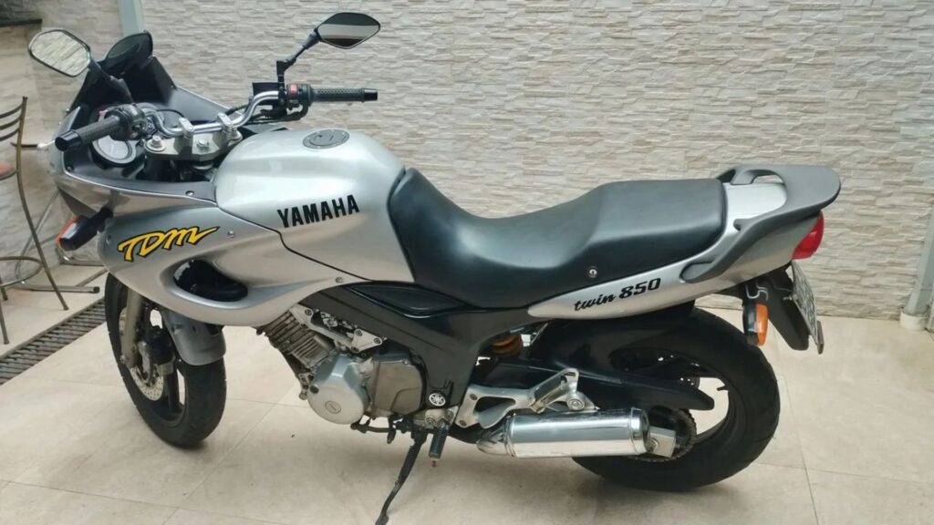 Lateral da Yamaha TDM 850 1997 prata.