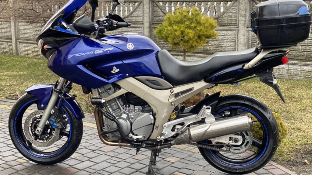 Lateral da Yamaha TDM 900 2004 azul.