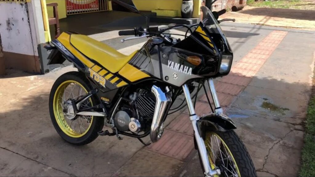 Yamaha TDR 180 1990 preto com amarelo na diagonal.