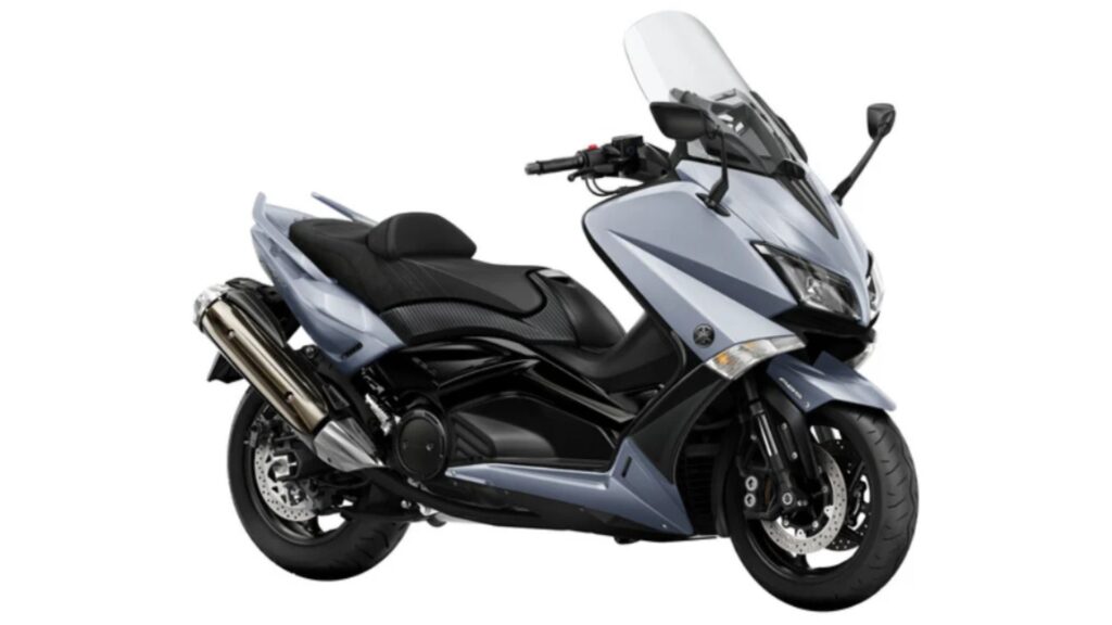 Yamaha TMAX 530 2016 na diagonal em um fundo branco.