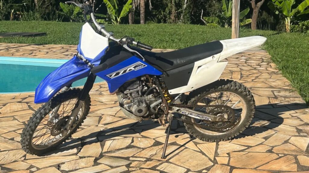 Yamaha TT-R 230 2008 azul com branco.