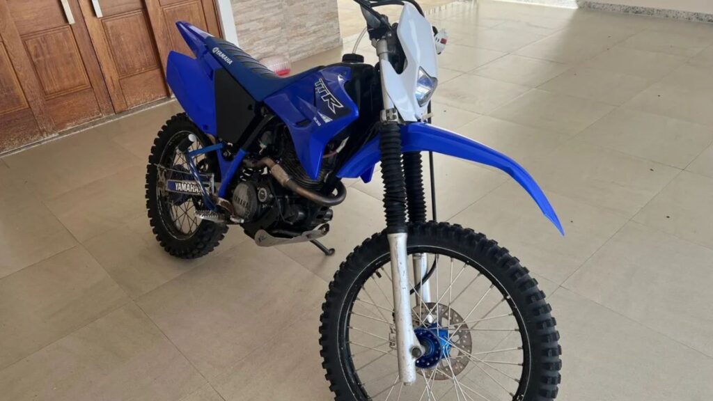 Yamaha TT-R 230 2012 azul na diagonal.