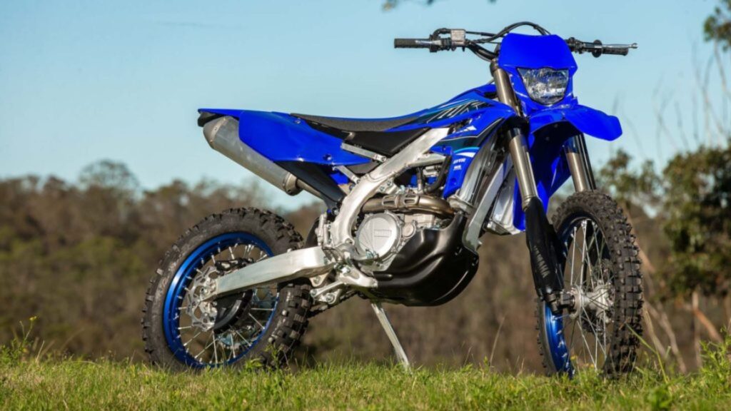 Yamaha WR 450 F 2021 azul na diagonal.
