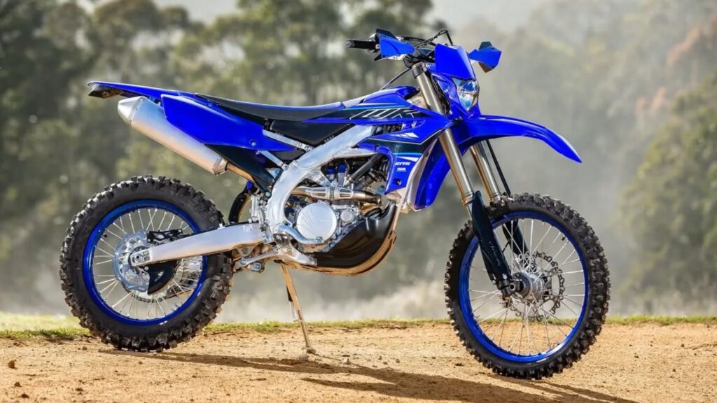 Yamaha WR 450 F 2022 azul na diagonal.
