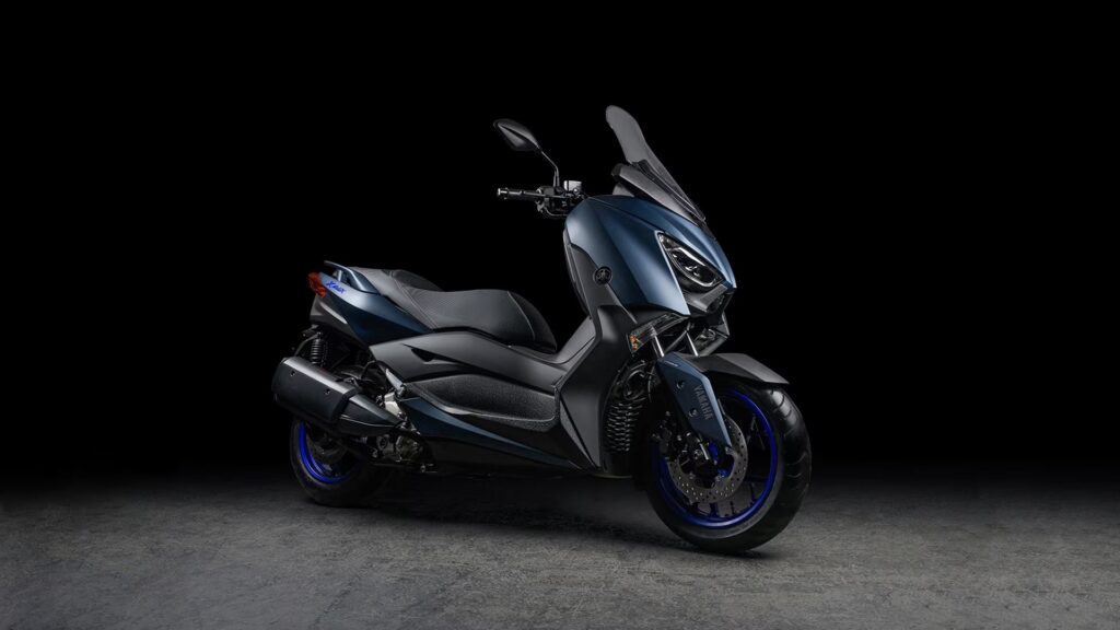 Yamaha XMAX Zero Km no fundo escuro.
