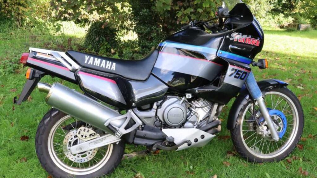 Lateral da Yamaha XTZ 750 S TENERE 1990 preta.
