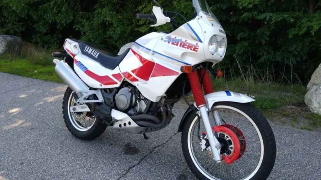 Yamaha XTZ 750 S TENERE 1991 branca com vermelho na diagonal.