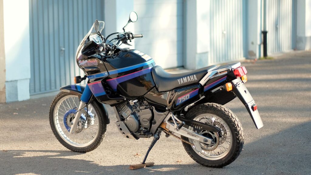 Lateral da Yamaha XTZ 750 S TENERE 1992 preta.