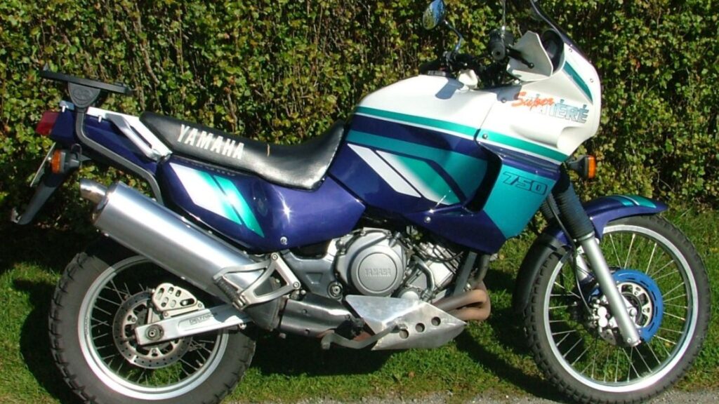 Yamaha XTZ 750 S TENERE 1993 branca de lado.
