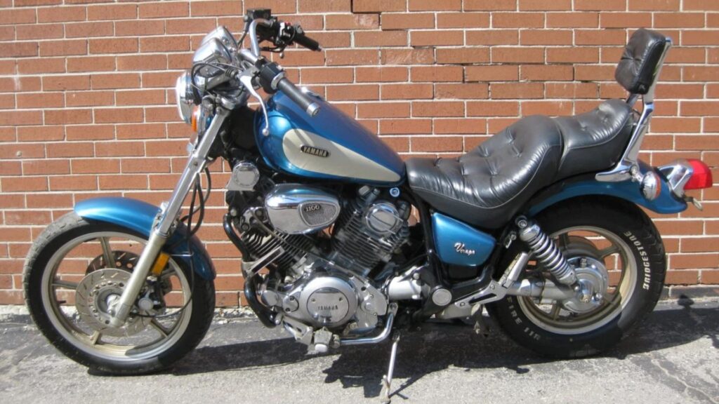 Yamaha XV 1100 VIRAGO 1994 azul de lado.